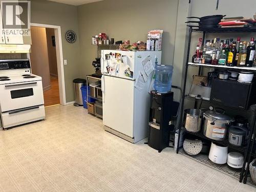 3595 Lakeshore Road, Kelowna, BC - Indoor Photo Showing Kitchen