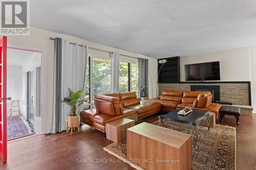 415 Country Club Crescent, Mississauga, ON - Indoor Photo Showing Living Room