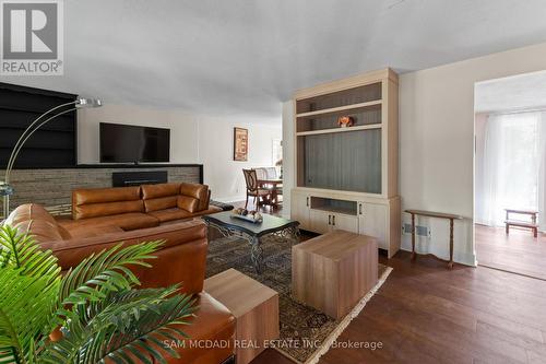 415 Country Club Crescent, Mississauga, ON - Indoor Photo Showing Living Room