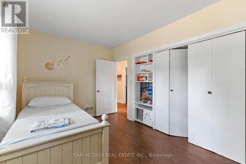415 Country Club Crescent, Mississauga, ON - Indoor Photo Showing Bedroom