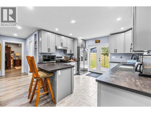 1130 Erickson Street, Creston, BC - Indoor Photo Showing Kitchen With Upgraded Kitchen