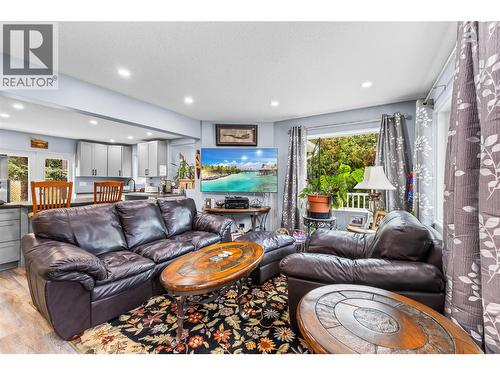 1130 Erickson Street, Creston, BC - Indoor Photo Showing Living Room