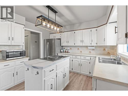 721 Granville Avenue, Enderby, BC - Indoor Photo Showing Kitchen With Double Sink