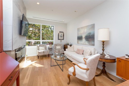 203-1201 Fort St, Victoria, BC - Indoor Photo Showing Living Room