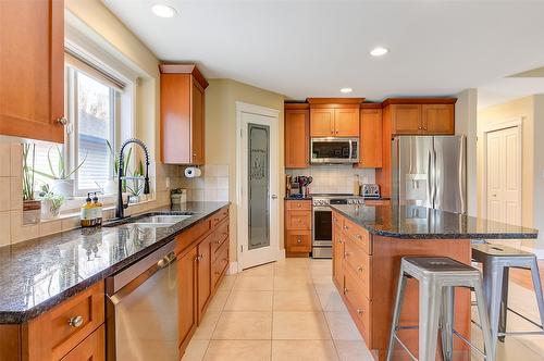 3270 Redecopp Court, Lake Country, BC - Indoor Photo Showing Kitchen With Double Sink With Upgraded Kitchen