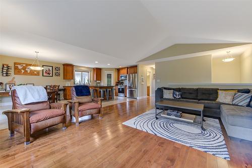 3270 Redecopp Court, Lake Country, BC - Indoor Photo Showing Living Room