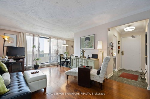 502-921 Midland Avenue, Toronto, ON - Indoor Photo Showing Living Room