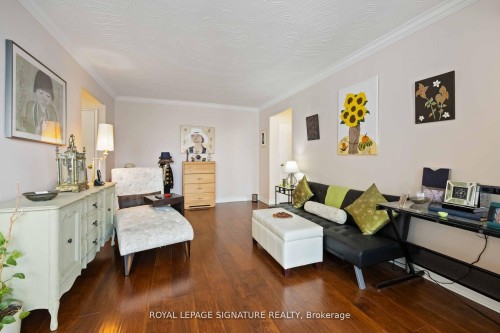 502-921 Midland Avenue, Toronto, ON - Indoor Photo Showing Living Room