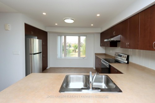 4-3135 Boxford Crescent, Mississauga, ON - Indoor Photo Showing Kitchen With Double Sink