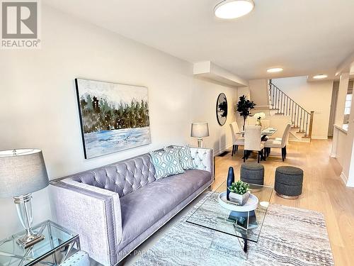 516 Bur Oak Avenue, Markham, ON - Indoor Photo Showing Living Room