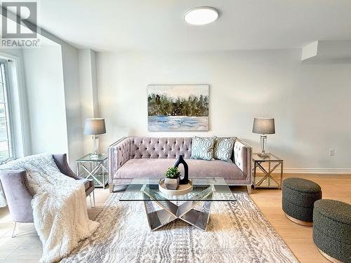 516 Bur Oak Avenue, Markham, ON - Indoor Photo Showing Living Room