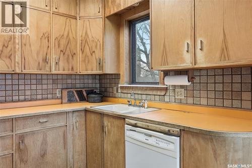 521 Albert Avenue, Saskatoon, SK - Indoor Photo Showing Kitchen With Double Sink