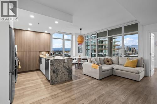 1151 Sunset Drive Unit# 905, Kelowna, BC - Indoor Photo Showing Living Room