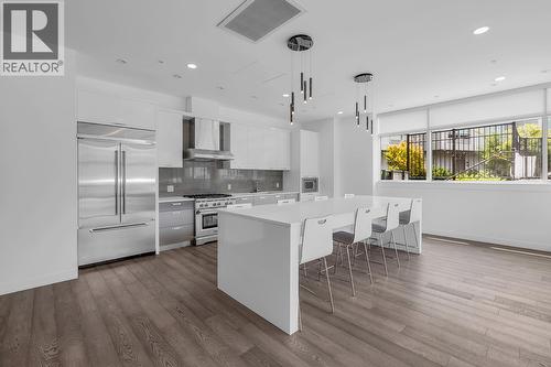 1151 Sunset Drive Unit# 905, Kelowna, BC - Indoor Photo Showing Kitchen With Upgraded Kitchen