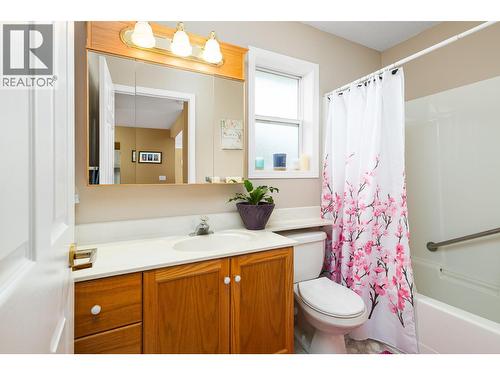 518 18Th Avenue S Unit# 5, Creston, BC - Indoor Photo Showing Bathroom