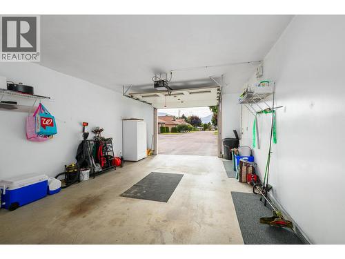 518 18Th Avenue S Unit# 5, Creston, BC - Indoor Photo Showing Garage