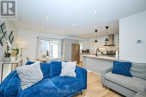 11 Newleaf Crescent, Welland (N. Welland), ON - Indoor Photo Showing Living Room