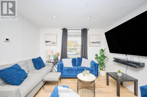 11 Newleaf Crescent, Welland (N. Welland), ON - Indoor Photo Showing Living Room