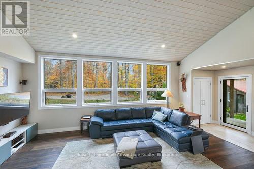 34 Beechwood Lane, Seguin, ON - Indoor Photo Showing Living Room