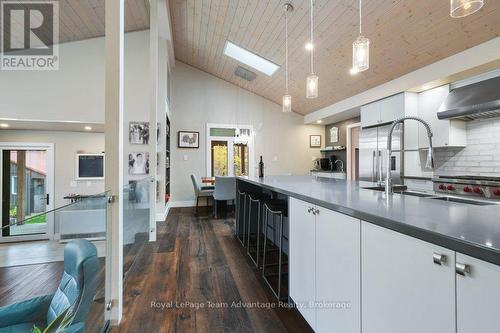 Chefs Island - 34 Beechwood Lane, Seguin, ON - Indoor Photo Showing Kitchen With Upgraded Kitchen