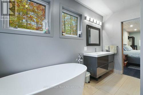Bright Ensuite Vanity - 34 Beechwood Lane, Seguin, ON - Indoor Photo Showing Bathroom