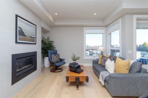 305-9818 Fourth St, Sidney, BC - Indoor Photo Showing Living Room With Fireplace