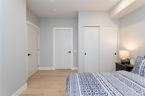 305-9818 Fourth St, Sidney, BC - Indoor Photo Showing Bedroom