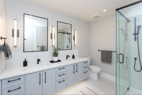 305-9818 Fourth St, Sidney, BC - Indoor Photo Showing Bathroom