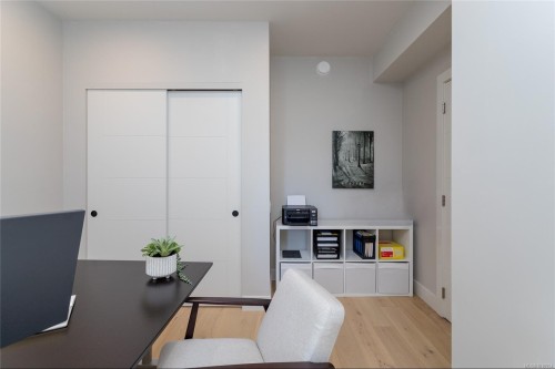 305-9818 Fourth St, Sidney, BC - Indoor