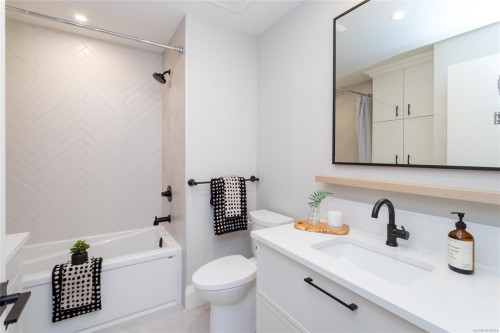 305-9818 Fourth St, Sidney, BC - Indoor Photo Showing Bathroom