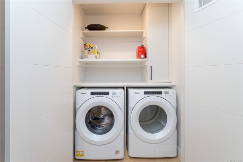 305-9818 Fourth St, Sidney, BC - Indoor Photo Showing Laundry Room
