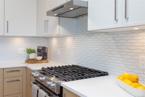 305-9818 Fourth St, Sidney, BC - Indoor Photo Showing Kitchen