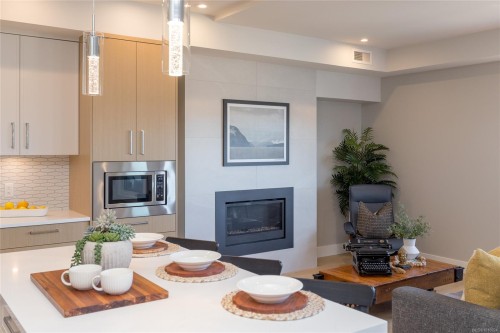 305-9818 Fourth St, Sidney, BC - Indoor With Fireplace
