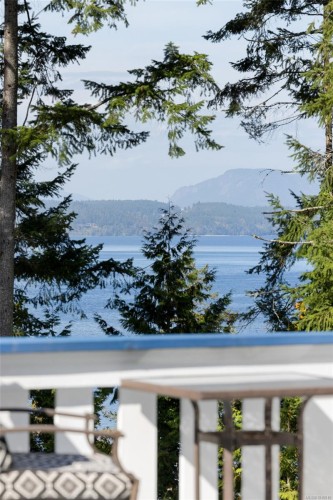 560 Salmon Rd, North Saanich, BC 