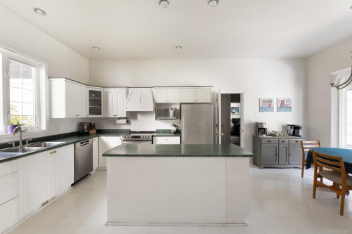 560 Salmon Rd, North Saanich, BC 