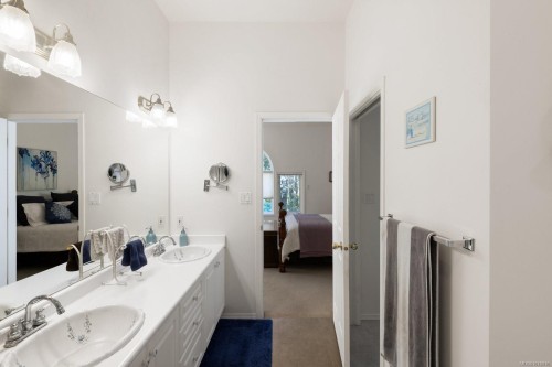 560 Salmon Rd, North Saanich, BC 