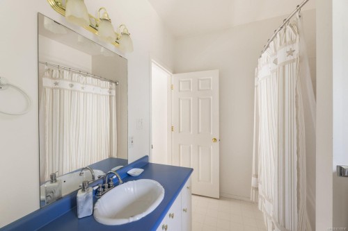 560 Salmon Rd, North Saanich, BC 