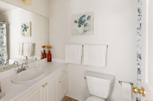 560 Salmon Rd, North Saanich, BC 