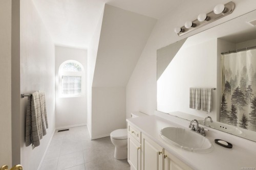 560 Salmon Rd, North Saanich, BC 