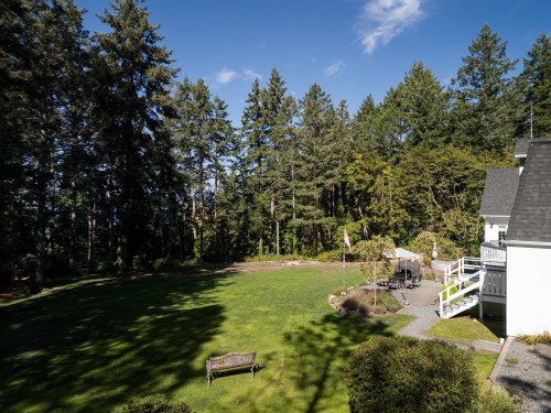 560 Salmon Rd, North Saanich, BC 