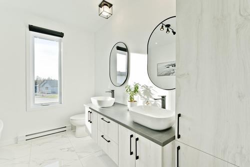 Salle de bains - 780 Rue Mcauley, Coaticook, QC - Indoor Photo Showing Bathroom