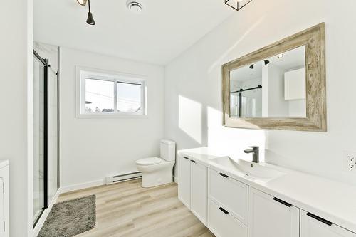 Salle de bains - 780 Rue Mcauley, Coaticook, QC - Indoor Photo Showing Bathroom