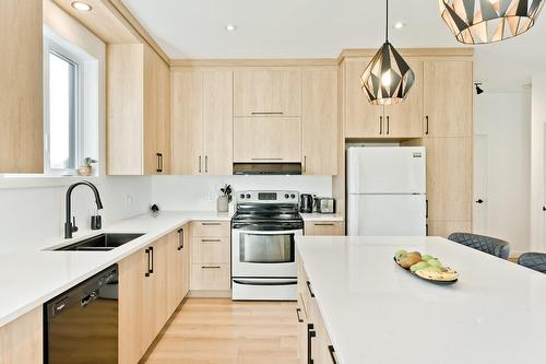 Cuisine - 780 Rue Mcauley, Coaticook, QC - Indoor Photo Showing Kitchen With Double Sink With Upgraded Kitchen