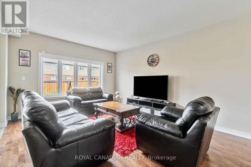 92 Bethune Avenue, Hamilton, ON - Indoor Photo Showing Living Room