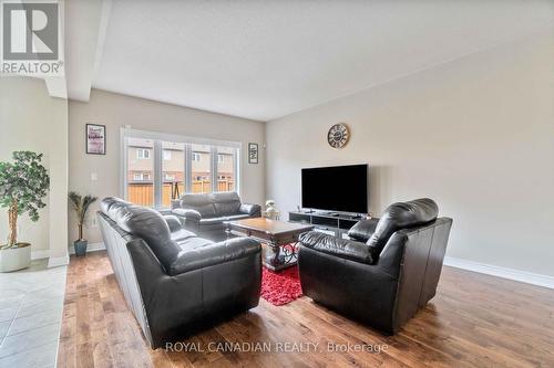 92 Bethune Avenue, Hamilton, ON - Indoor Photo Showing Living Room