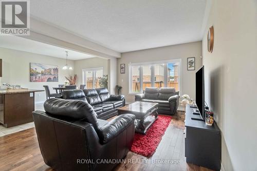 92 Bethune Avenue, Hamilton, ON - Indoor Photo Showing Living Room