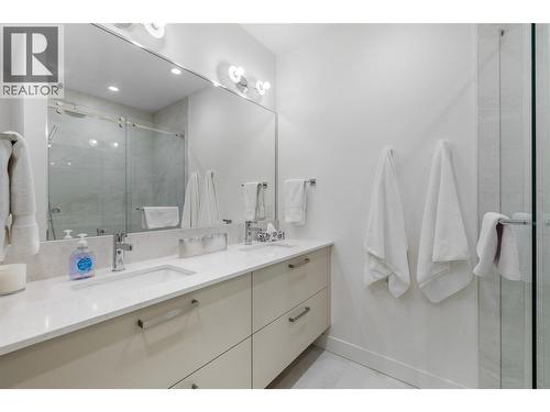 3340 Lakeshore Road Unit# 706, Kelowna, BC - Indoor Photo Showing Bathroom