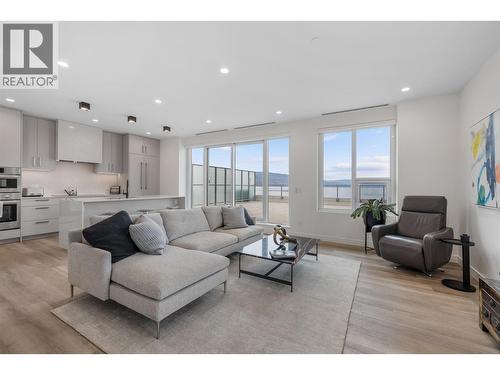 3340 Lakeshore Road Unit# 706, Kelowna, BC - Indoor Photo Showing Living Room