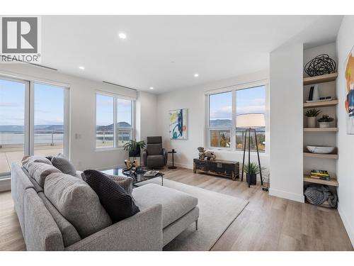 3340 Lakeshore Road Unit# 706, Kelowna, BC - Indoor Photo Showing Living Room