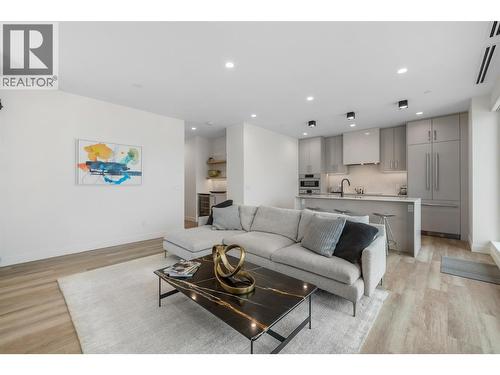 3340 Lakeshore Road Unit# 706, Kelowna, BC - Indoor Photo Showing Living Room